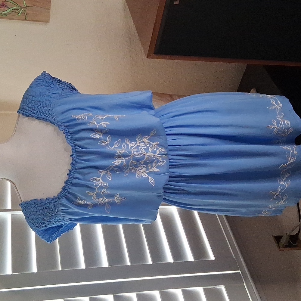 🌞👗Gaya 100% Rayon Light Blue W/ White Embroidery Elastic Waist Top Sz S/M